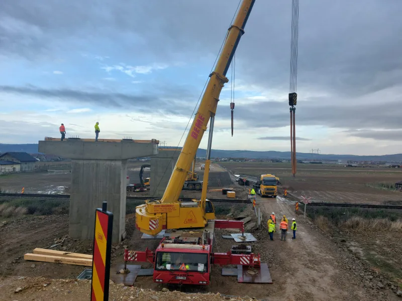 Primele grinzi la pasajul suprateran de pe Centura Oșorhei