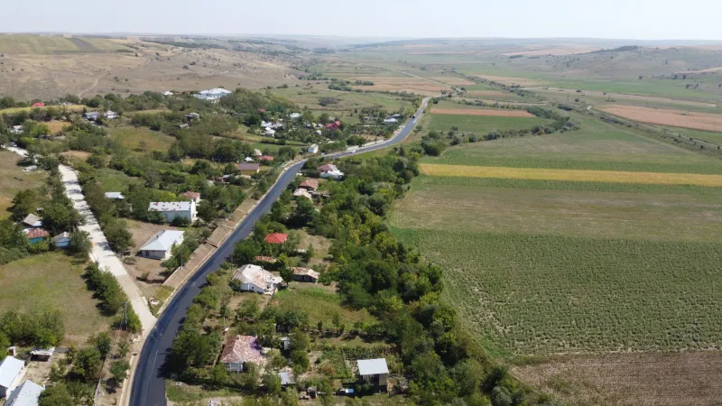 Noi covoare asfaltice turnate pe drumurile județene