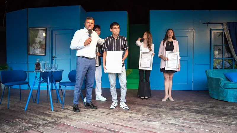 Elevii cu rezultate deosebite la Bacalaureat, premiați la Teatrul de Vară din Arad
