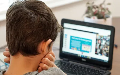 Primăria Deva a plătit alocațiile pentru elevii cu cerințe educaționale speciale