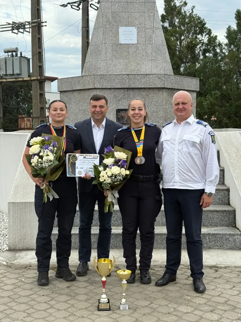 Vicepreședintele CJA Sergiu Bîlcea felicită două sportive ale Jandarmeriei Arad