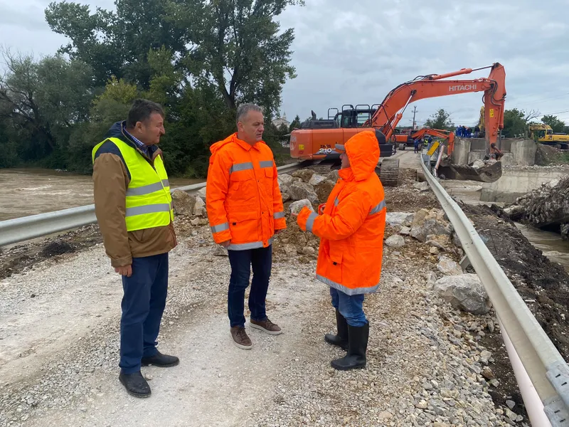 Circulație suspendată temporar la ieșirea din Tinca spre Belfir