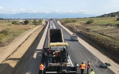 Primul strat de asfalt pe Centura Beiuș