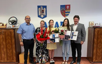 Elevele arădene de 10 la examenul de Bacalaureat au primit astăzi distincția Bene Merenti