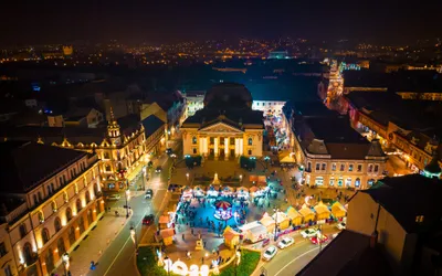 A început Târgul de Crăciun. Zeci de copii, alături de primarul  Florin Birta, au aprins iluminatul festiv