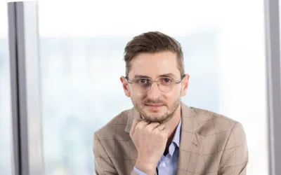 Timea lucrează când HR-ul nu mai are timp. Inclusiv la primărie.