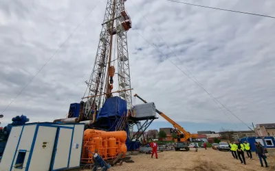 A început operațiunea de săpare a sondei care va extrage apa geotermală pentru încălzirea cartierului Nufărul 1