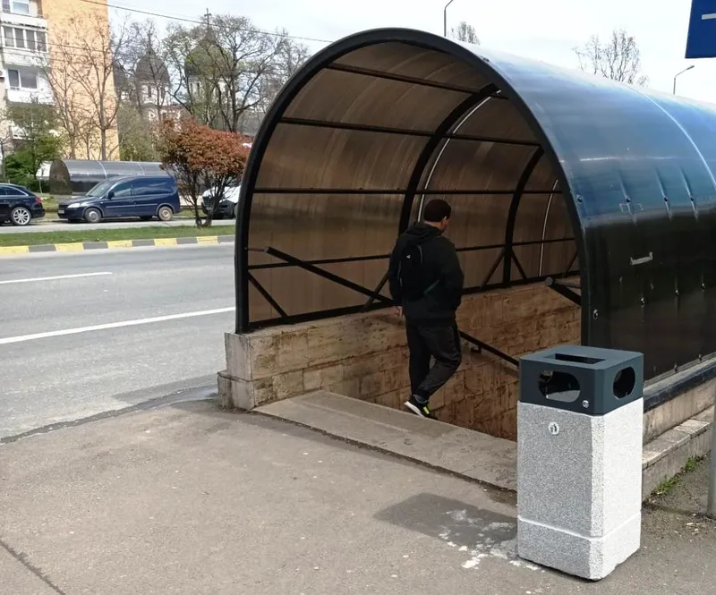 Peste 50 de coșuri stradale din beton au fost montate în zone  expuse la vandalism