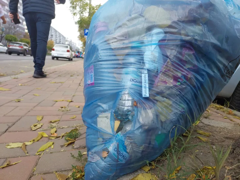 Curățenia la bordură de pe Bd. Iuliu Maniu, în cifre: 20 de tone de mizerie, strânse în 29 de zile de miercuri