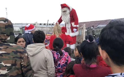 Moş Crăciun împarte daruri cu bucurie în comunităţile defavorizate