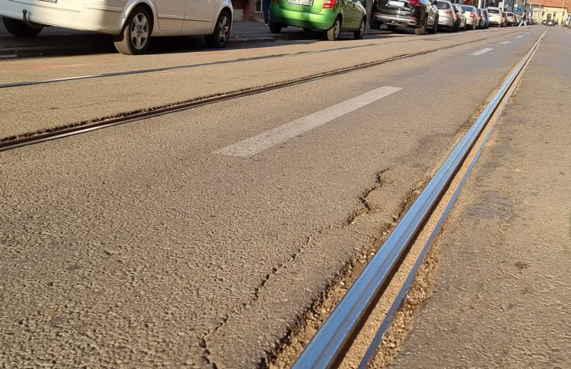 Au început lucrările de refacere a asfaltului de lângă șinele de  tramvai