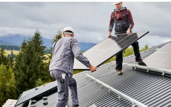 Panouri fotovoltaice pe clădirile publice: ce trebuie să știe primăriile despre noile cerințe de siguranță la incendiu