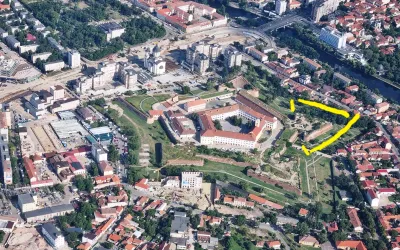 Reabilitarea Cetății Oradea continuă cu consolidarea și restaurarea  zidurilor Bastionului Aurit și a curtinei estice