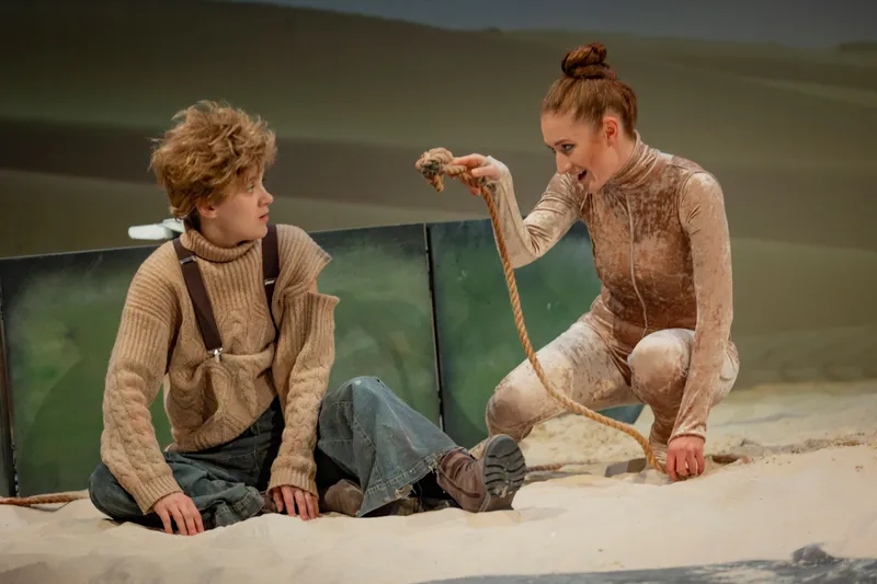 Un spectacol pentru copii și o comedie rafinată jucate la Petroșani de un teatru din Republica Moldova