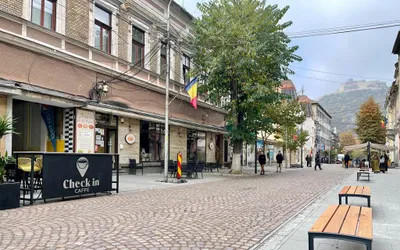 Lucrările la amenajarea zonei pietonale a Centrului Istoric al municipiului Deva avansează în ritm susținut