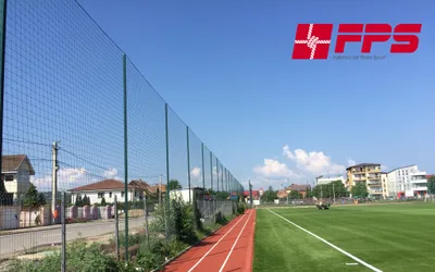 Echipeaza terenul de sport cu plasa de protectie