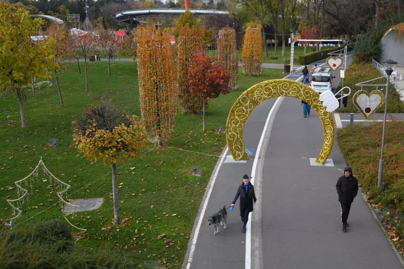 Top 8 atracții de la West Side Christmas Market. Cât costă să te dai în caruselul venețian
