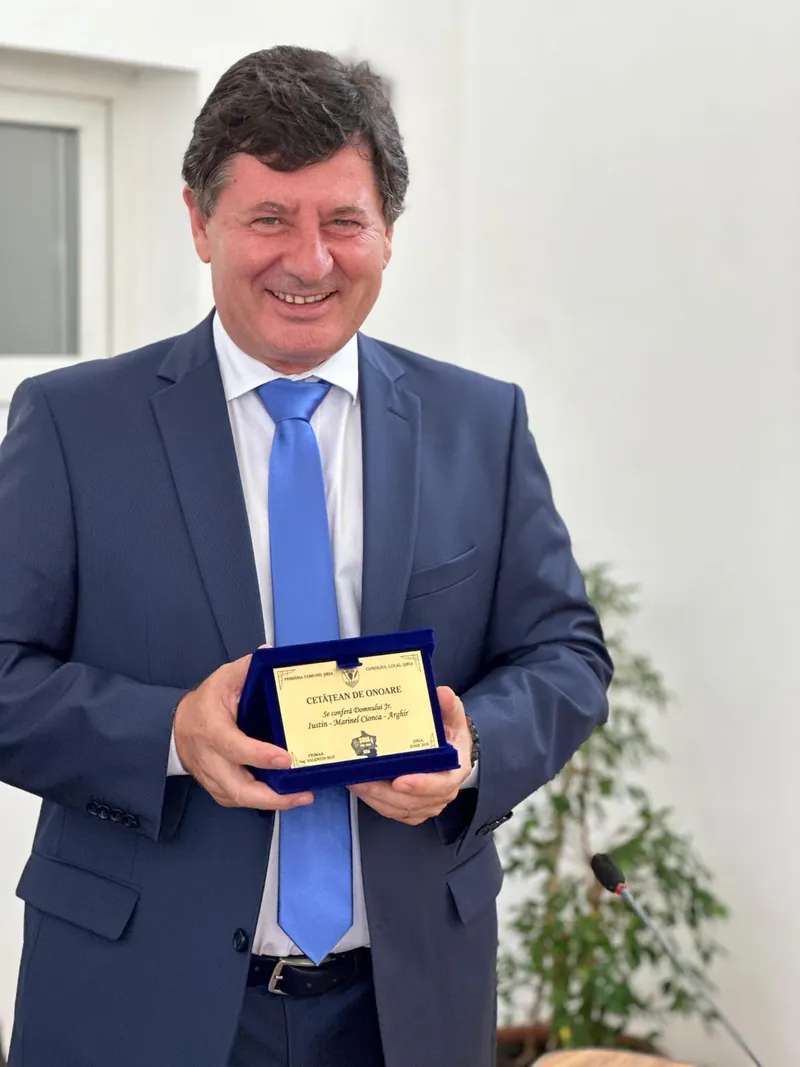 Iustin Cionca, președintele Consiliului Județean Arad, a primit astăzi placheta prin care a fost desemnat, în anul 2019, cetățean de onoare