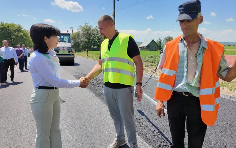 Asfalt turnat pe drumul județean Lozna – Călinești – DN29C –  Talpa