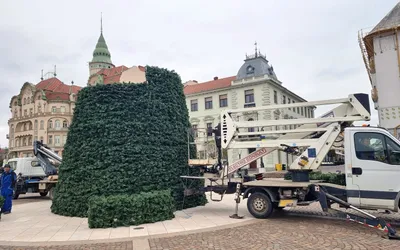 A început montarea bradului de Crăciun în Piața Unirii