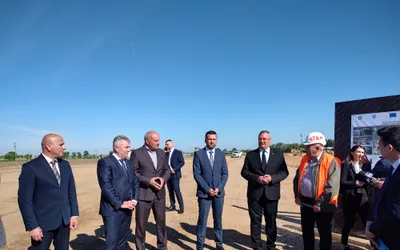 Premierul Nicolae Ciucă, însoțit de primarul Florin Birta, a vizitat șantierul lucrărilor la legătura Centura Oradea–  Autostrada A 3