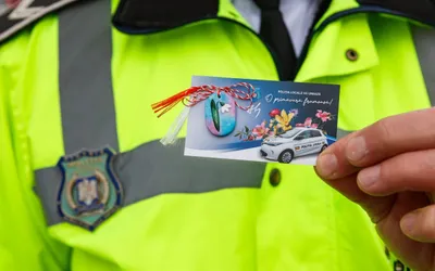 Polițiștii locali au oferit mărțișoare în trafic
