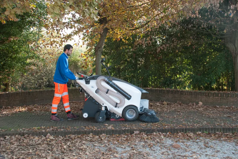 Este timpul să ducem curățenia urbană în secolul 21,  cu echipamente electrice de ultimă generație
