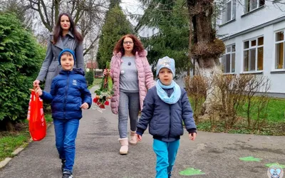 Flori, felicitări şi gânduri bune pentru bunicii singuri!