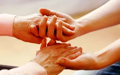 ÎNGRIJIRE LA DOMICILIU. Servicii GRATUITE pentru vârstnicii cu venituri de până la 1.281 de lei!