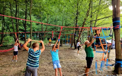 Locuri de joacă și parcuri de aventură din chingi și cabluri