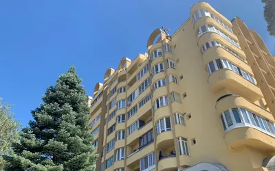 Se lucrează la reabilitarea termică a blocului 8 de pe Bulevardul Decebal din municipiul Deva