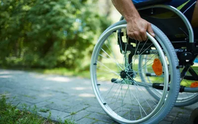 Crește salariul asistenților personali și indemnizația lunară pentru persoane cu handicap grav