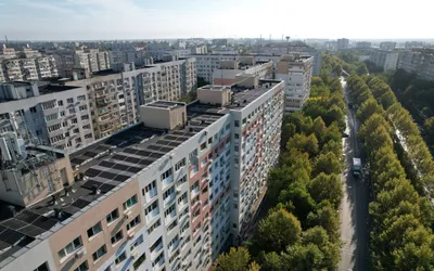 Continuă montarea panourilor fotovoltaice în Sectorul 3