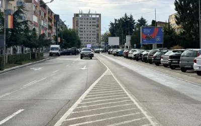 Primăria Deva continuă igienizarea și trasarea locurilor de parcare pe principalele artere