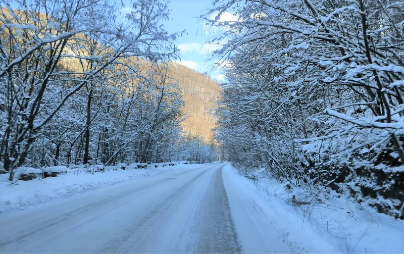 Acțiuni de deszăpezire și combatere a poleiului pe majoritatea drumurilor județene