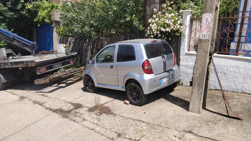 Autovehicul considerat fără stăpân, ridicat de pe domeniul public în Oradea