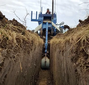 Utilaj de săpat șanțuri GM 4 cu șenile sau roți