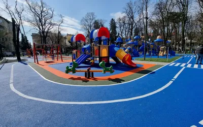 O atmosferă de poveste - Locul de joacă din Parcul ,,Cetate” Deva, complet modernizat, este deschis și funcțional începând de astăzi!
