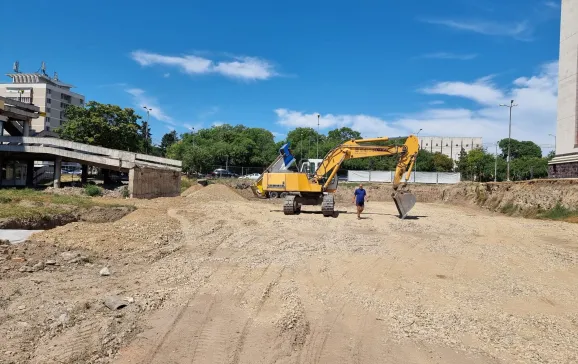 Știri Oradea - Constructorul a reluat lucrările pe șantierul parcării park and ride