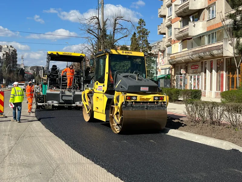 Se toarnă asfaltul nou pe Bulevardul 22 Decembrie!