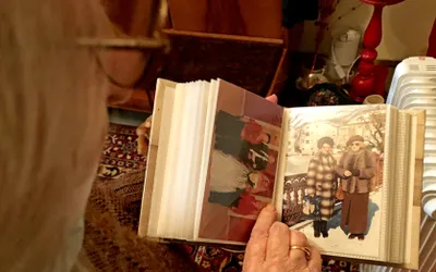 Povestea femeii care a îmbrăcat lumea bună a Devei