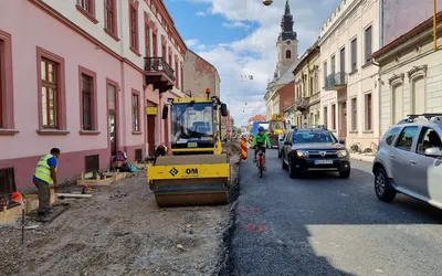 Se lucrează pe partea dreaptă a străzii T. Moșoiu. Urmează așternerea  asfaltului
