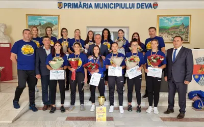 Echipa de handbal fete a CSM Deva - prima campioană națională a României la handbal pe plajă