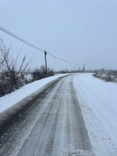 Pe drumurile județene se circulă în condiții de iarnă