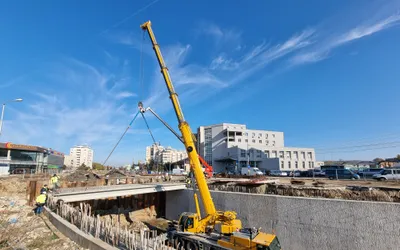 A început montarea grinzilor la pasajul rutier din dreptul Pieței  Cetate