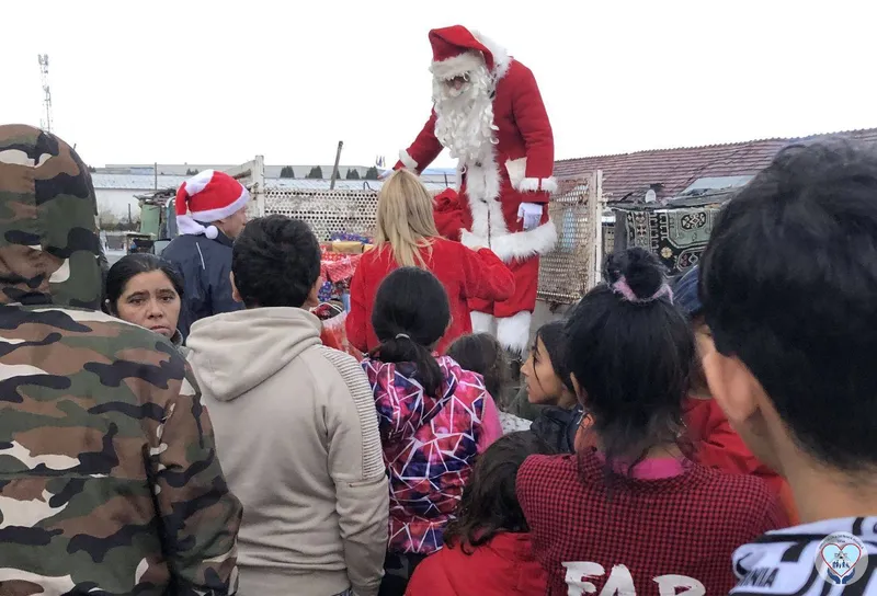 Moş Crăciun împarte daruri cu bucurie în comunităţile defavorizate