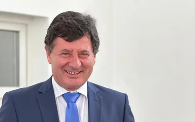 Iustin Cionca, președintele Consiliului Județean Arad, a primit astăzi placheta prin care a fost desemnat, în anul 2019, cetățean de onoare