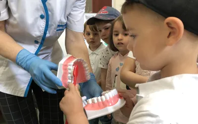 Prima vizită la dentist - cu colegii de grădiniță!