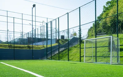 GAZON SINTETIC PENTRU TERENURI DE SPORT - LIVRARE DIN STOC