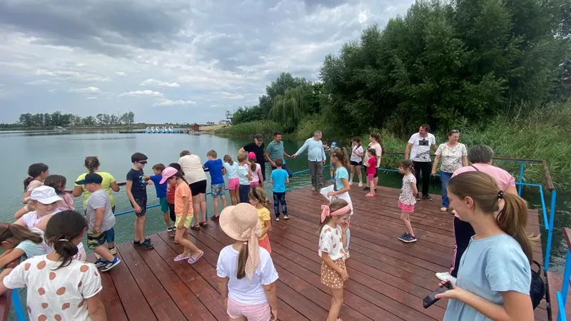 Copiii din Petriș, entuziasmați de „Litoralul Vestului”